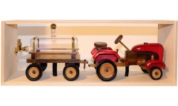 Dřevěný traktor červený cisterna 0,35l bedýnka př.