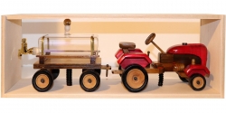 Dřevěný traktor červený cisterna 0,35l bedýnka př.